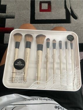 Sanctuary Cream and Black 8-Piece Makeup Brush Set of 8 with Reusable Tin